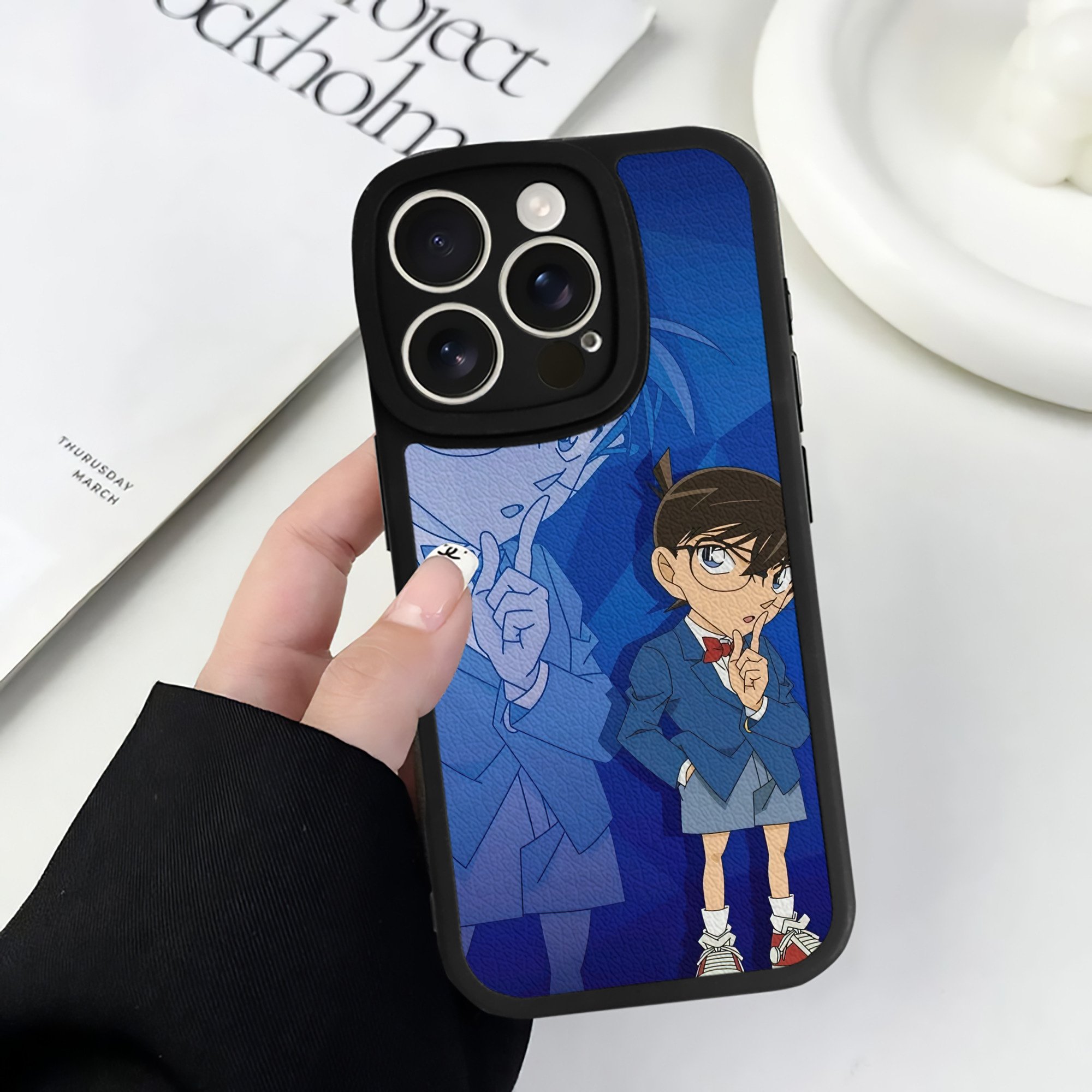 （画像用） 名探偵コナン Detective Conan 【iPhone 16シリーズ対応】シリコンスマホケース（レザー調） 材質：シリコン